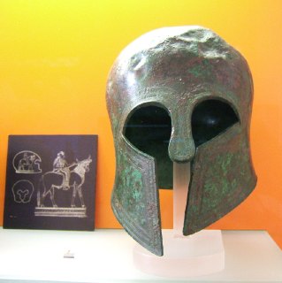 Греция. Дельфы. Археологический музей. Бронзовый шлем древнегреческого воина (фото)