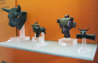 Греция. Дельфы. Археологический музей. Голова быка (бронза) (фото)