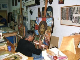 Греция. Каламбака. Прямо в магазине работает художник-иконописец (фото)