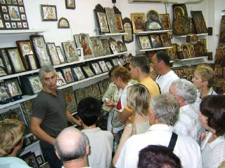 Греция. Магазин по продаже икон и сувениров в Каламбаке (фото)