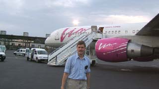 А это я, хороший, на греческой земле на фоне Боинга-757, по милости Вим-Авиа задержанного почти на 7 часов! (фото)