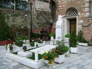 Салоники. Могила митрополита у храма Св. Дмитрия Салунского (фото)
